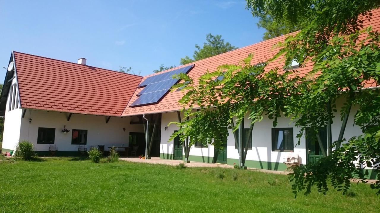 Hunor Lovastanya Hotel Kunbaracs Exterior photo