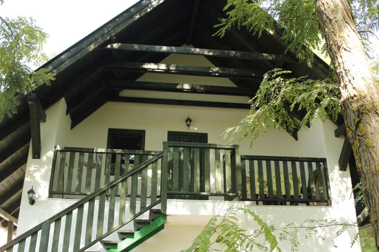 Hunor Lovastanya Hotel Kunbaracs Exterior photo